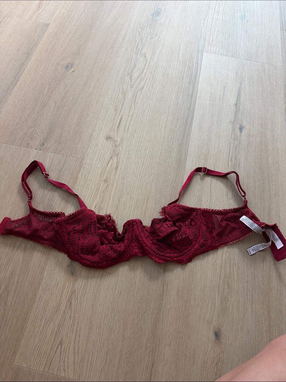 Victorias Secret 34D Delicate Lace Underwire Bra in Deep Red
